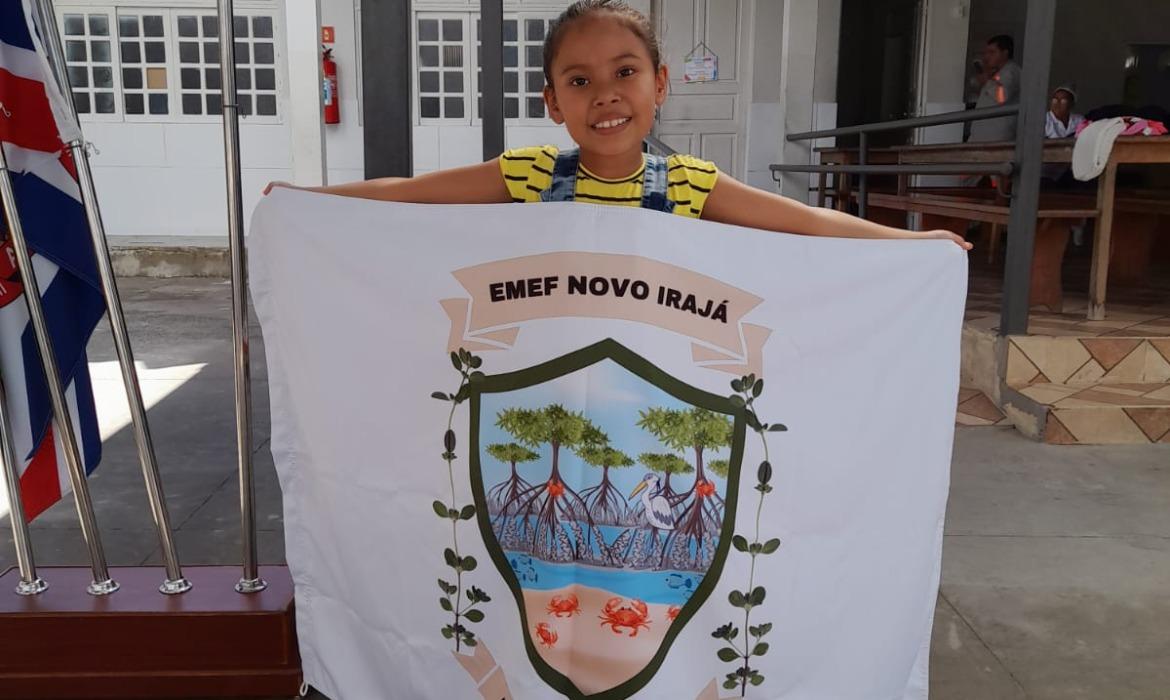Emblema de bandeira da EMEF Novo Irajá, selecionado em concurso, é usado no Desfile Cívico