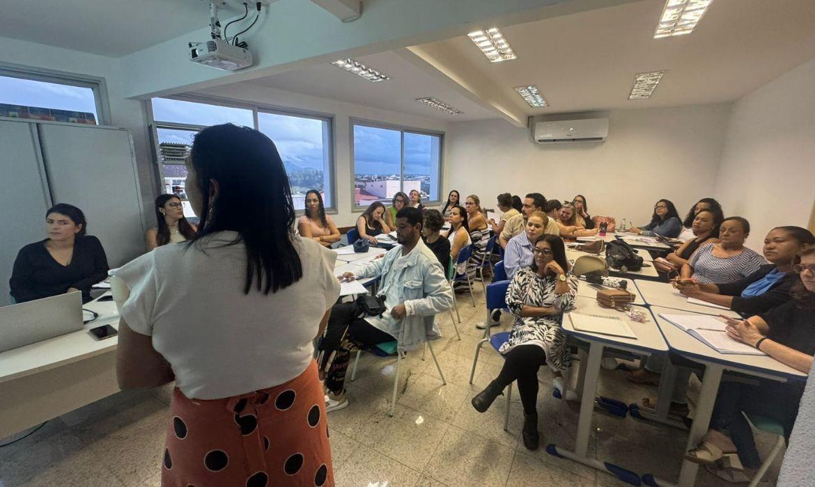 Educação realiza oficina para orientar pedagogos e articuladores quanto à aplicação de avaliações de fluência leitora