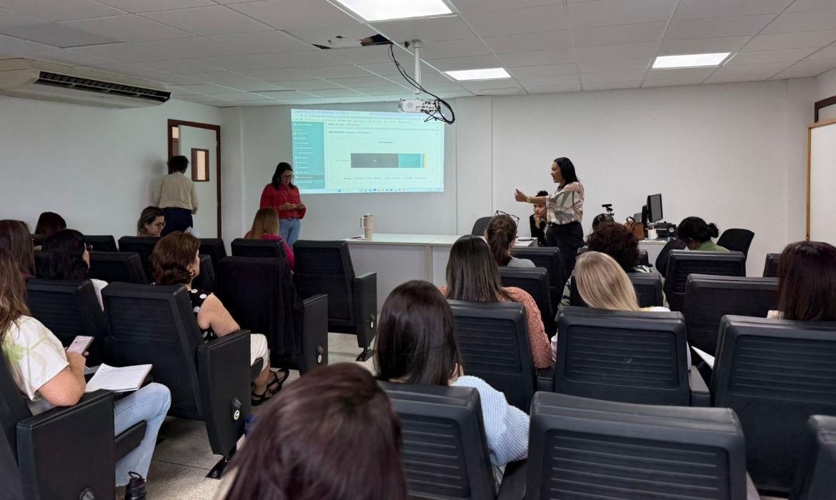 Pedagogos da Rede Municipal de Ensino participam de reunião de alinhamento com equipe técnica da Educação