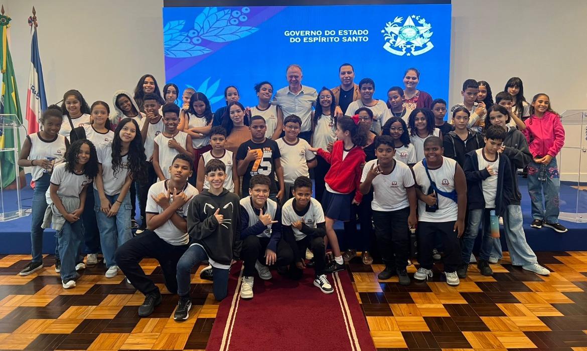Estudantes da Emef Placidino Passos são recebidos pelo governador no Palácio Anchieta