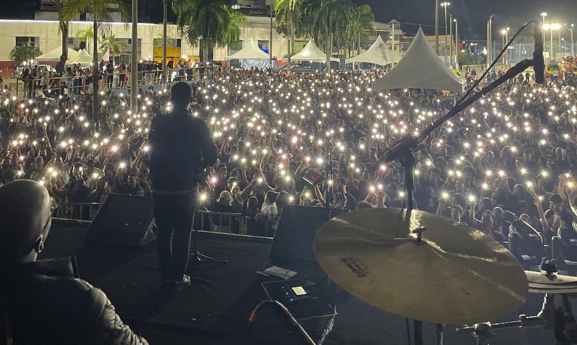 Multidão se emociona em noite de louvor e adoração na Praça da Paz