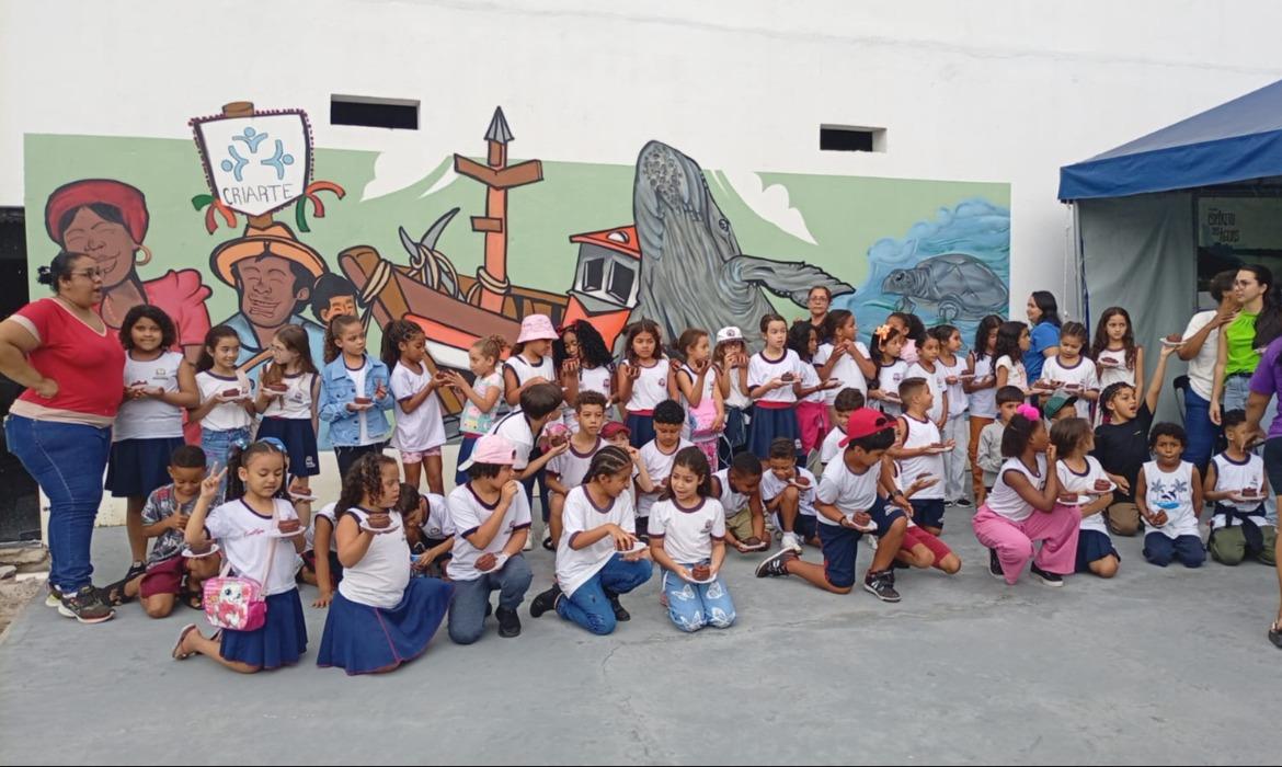 Oficina de confecção de panelas de barro leva aprendizado e entusiasmo a estudantes da Emef Zenilia Varzem Ribeiro