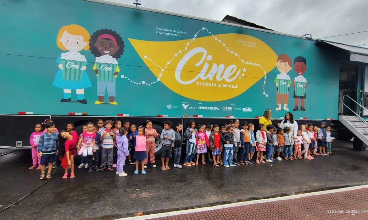 Centenas de estudantes da Rede Municipal de Ensino são contemplados com o projeto ‘Cine Vitória a Minas’