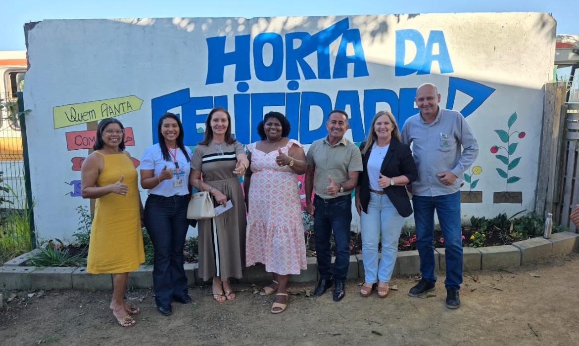 “Horta da Felicidade”: prefeito de Fronteiras (PI) visita Aracruz e conhece projeto que transforma rotina de estudantes laudados na Emef "Álvaro Souza"