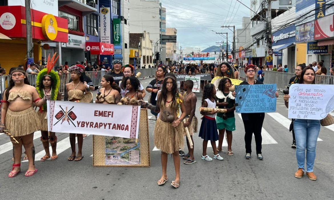 Aracruz: nossa história em movimento”: escolas da Rede Municipal de Ensino ajudaram a abrilhantar o Desfile Cívico Cultural