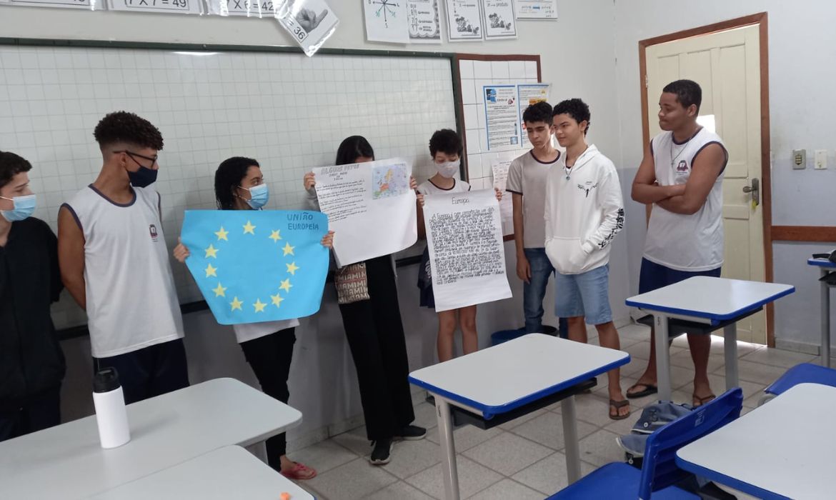 Alunos do 9º ano da EMEF Ezequiel Fraga Rocha produzem grande acervo de valorização à identidade e cultura estrangeira