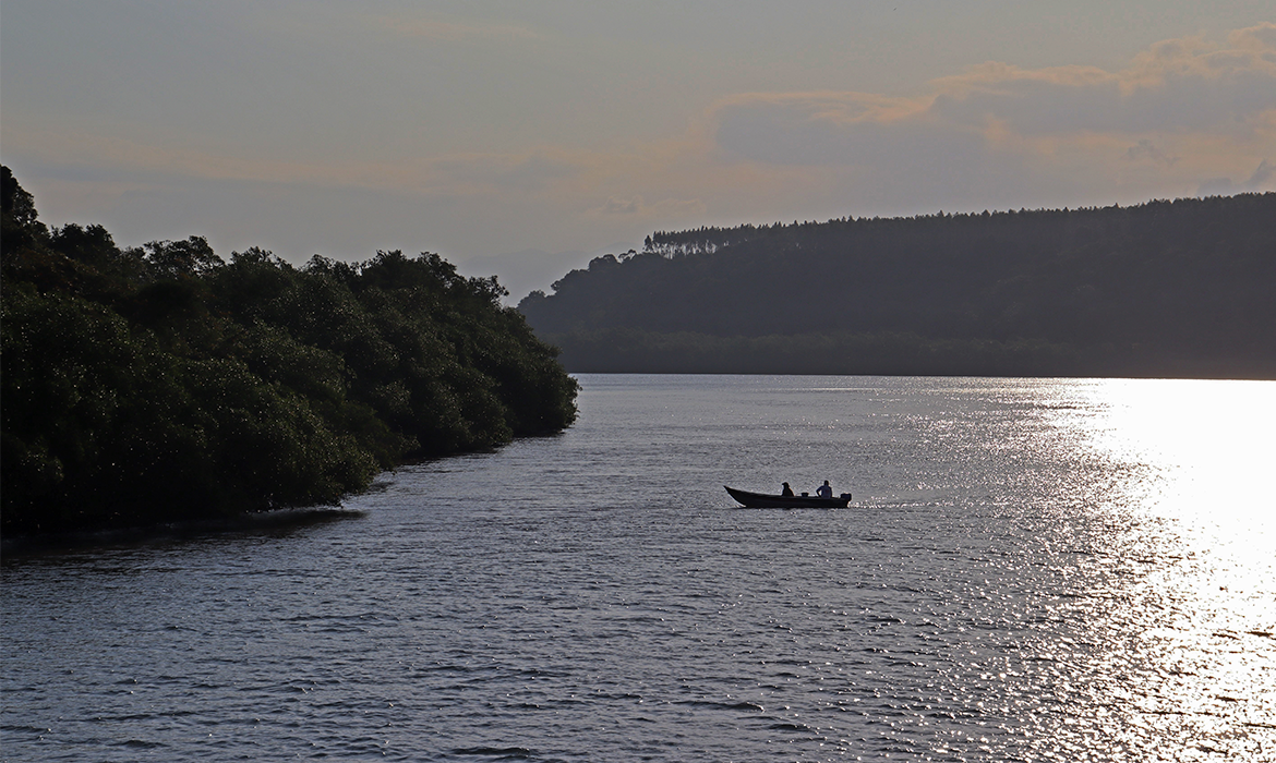 Expedição mostra belezas e riscos do Rio Piraquê-Açu