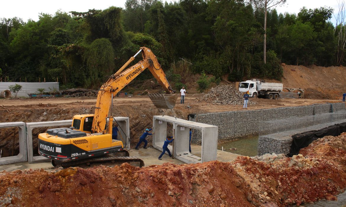 Valão: galerias de concreto começam a ser colocadas no bairro Portelinha