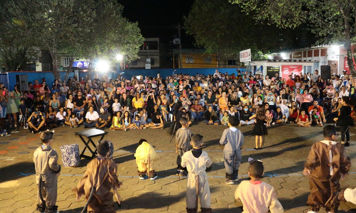 Alunos da Emef Samoel Costa dão show durante apresentações do Terceiro Sarau Cultural