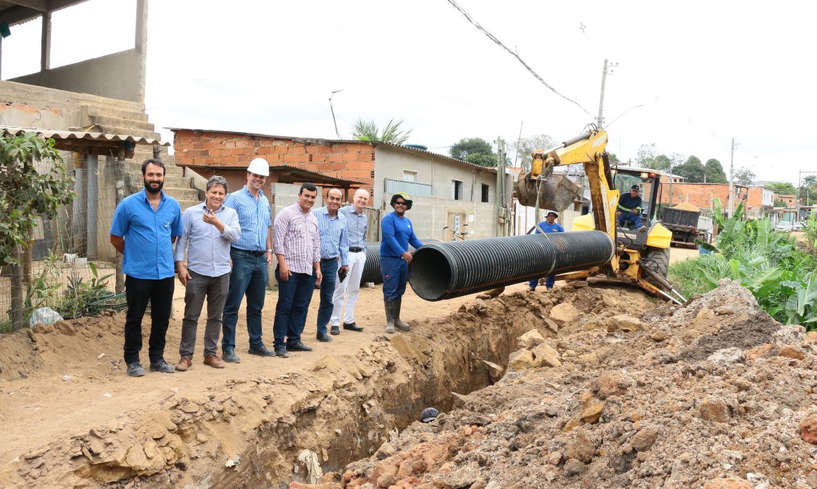 Macrodrenagem do valão: Prefeito Dr. Coutinho faz visita técnica nas obras de assentamento do coletor de esgoto no bairro Portelinha