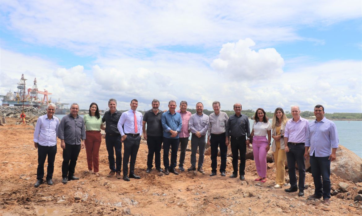 Prefeito e secretários visitam obras de construção do porto da Imetame