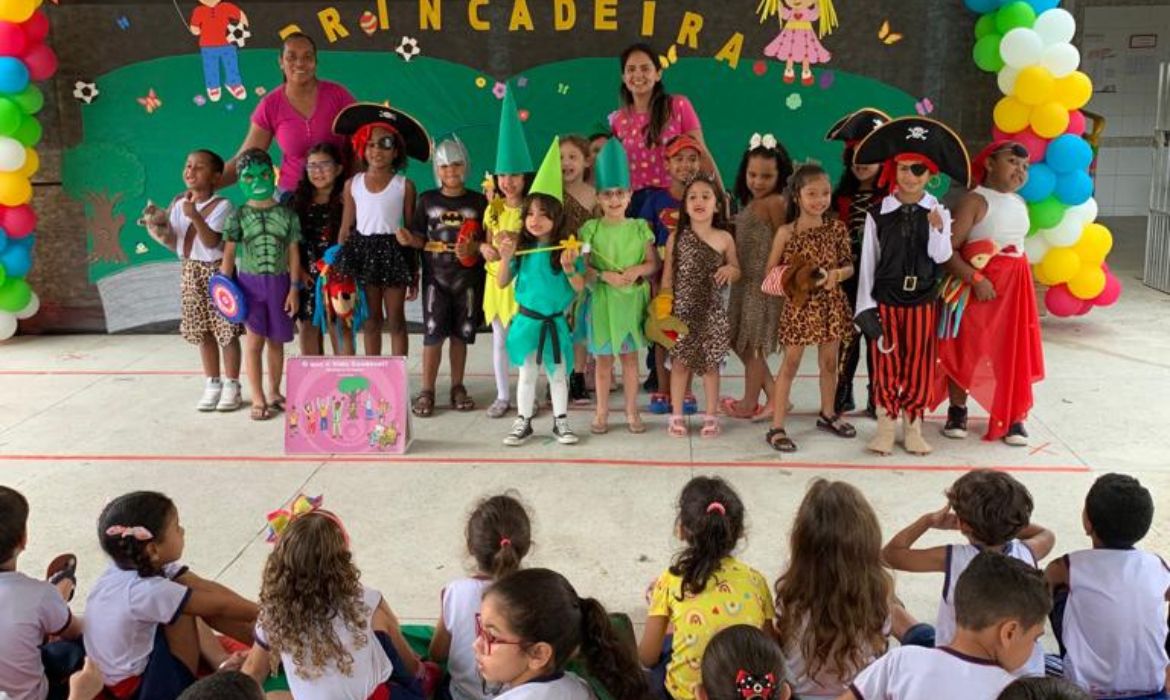 CMEI Marília Rezende realiza apresentação cultural usando a leitura como brincadeira