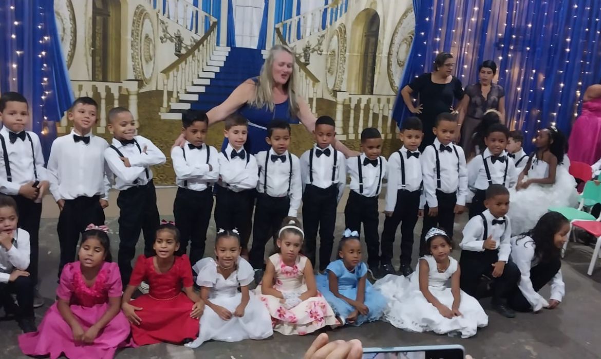 Pequeno Escritor: Cmei Amália Coutinho proporciona uma noite de estrelas com alunos autografando seus livros