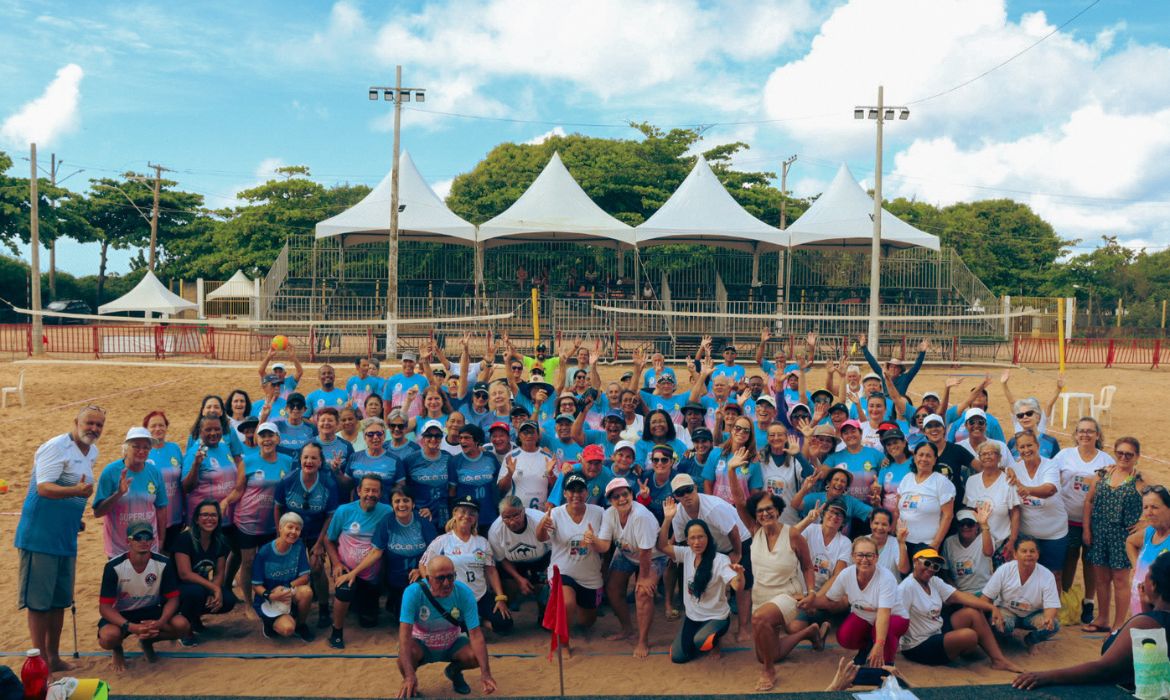 Vôlei adaptado: idosos participam do 2º Festival da Melhor Idade, em Barra do Sahy