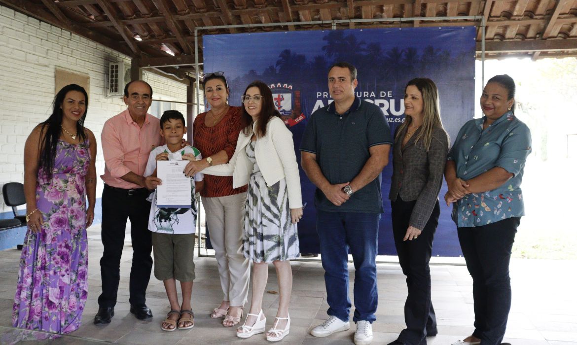 Prefeitura entrega primeira carteirinha de identificação para autistas