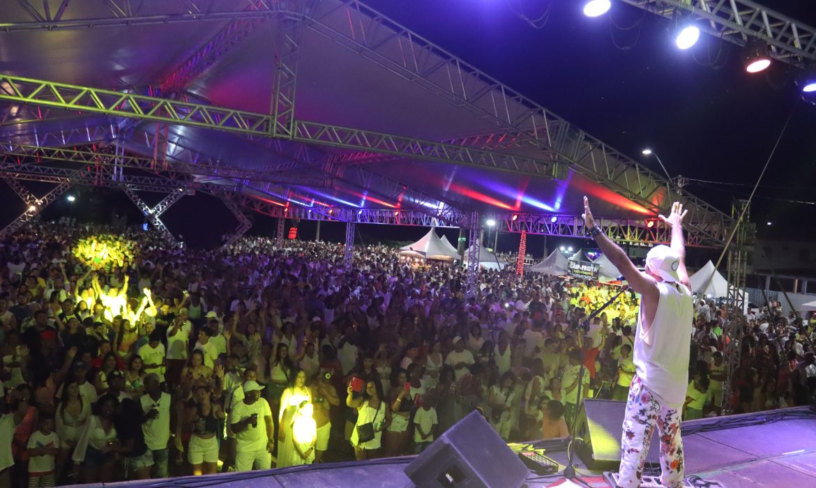 Réveillon 2023: cerca de 100 mil pessoas passaram pela orla aracruzense na virada de ano