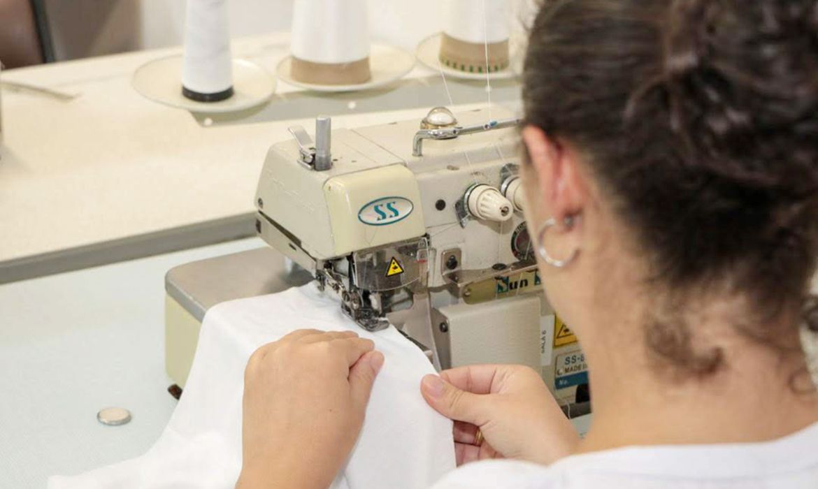 Inscrições abertas para o de qualificação profissional de Costureiro Industrial do Vestuário Tecido Plano