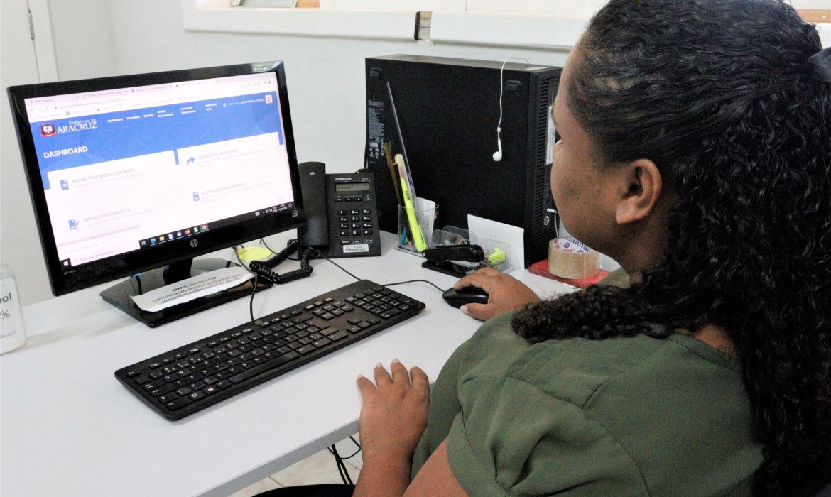 Prefeitura economiza mais de 1,5 milhão desde a implantação do Aracruz Sem Papel