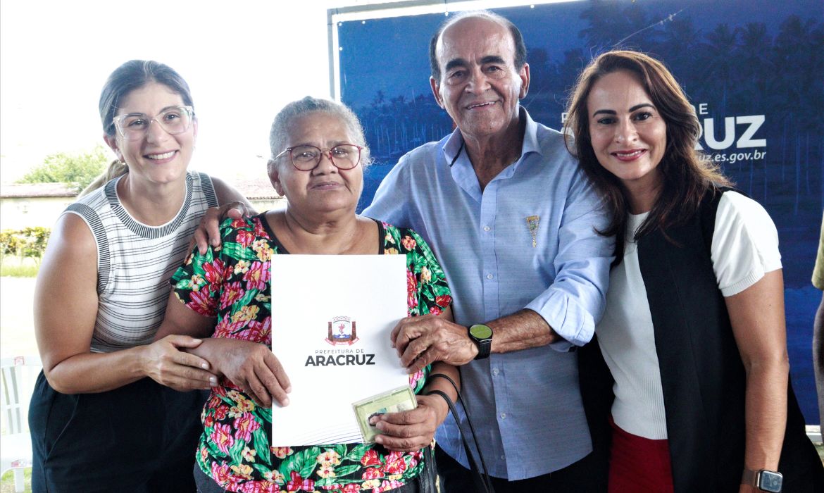 Regularização fundiária: títulos são entregues à famílias moradoras do bairro Nova Conquista