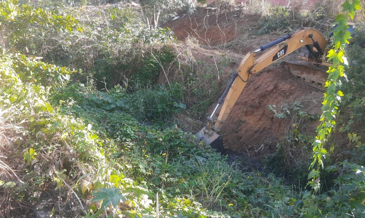 Setrans realiza limpeza do valão do Novo Jequitibá