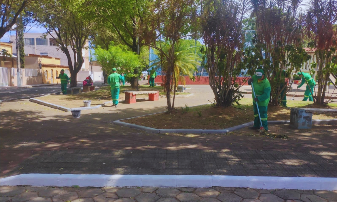 Limpeza em praças de Aracruz deixa cada ambiente mais bonito e agradável