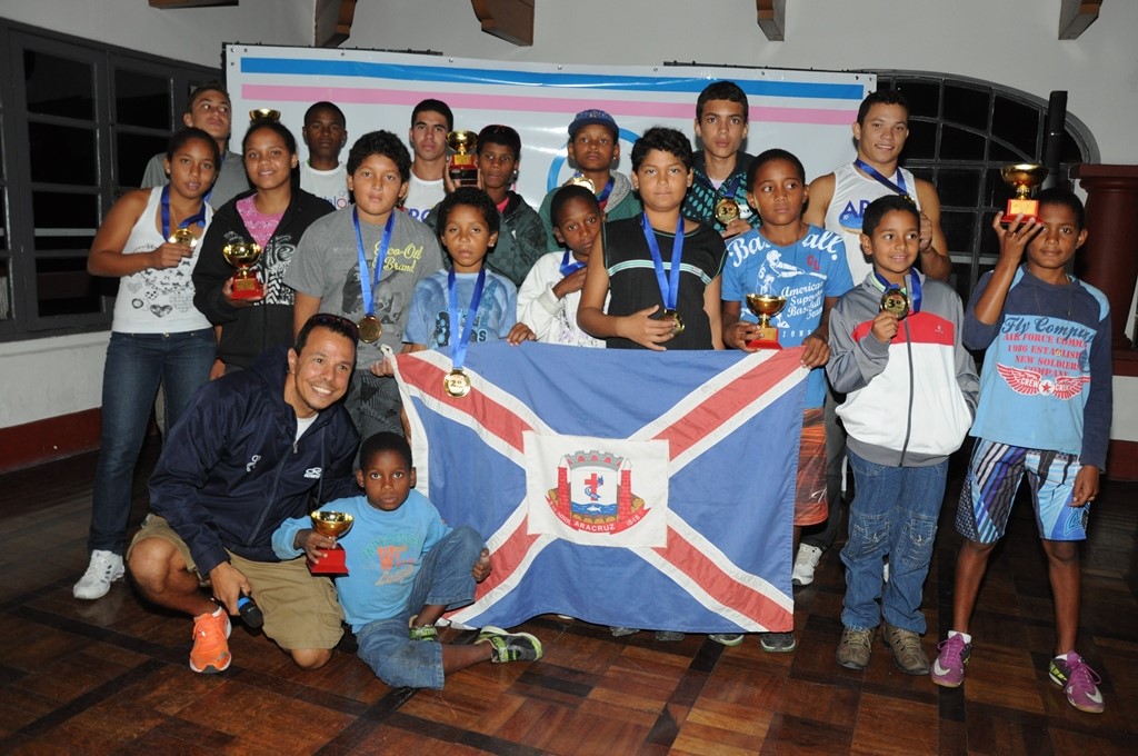 Atletas de Aracruz recebem premiação da Federação Capixaba de Triathlon