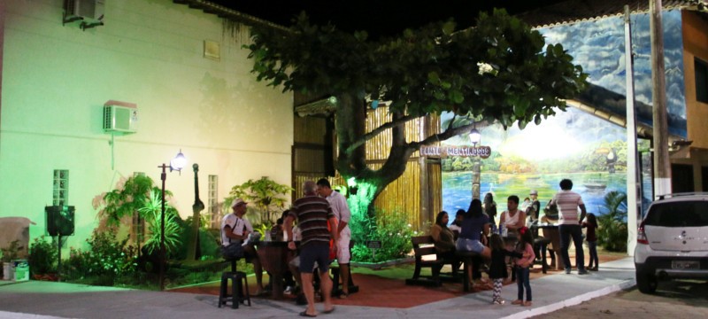 Moradores reformam praça em Santa Cruz