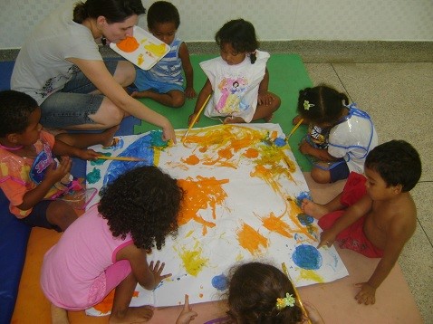 Alunos da Educação Infantil da escola “Paulo Freire” realizam exposição com influência do artista plástico Romero Britto