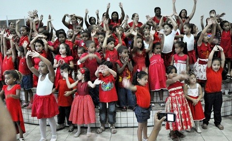 Escola em Barra do Riacho realiza musical “Vem que está chegando o Natal”