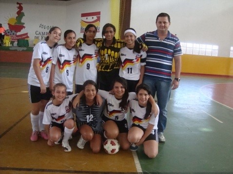 Meninas do futsal da escola “Ezequiel Fraga Rocha” na disputa pelo título estadual