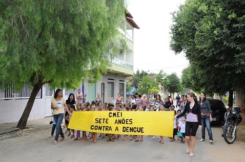 EDUCAÇÃO – Alunos da escola CMEI Sete Anões participam de passeata contra a dengue   