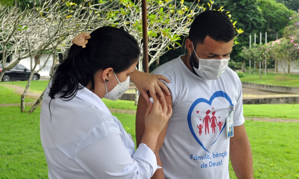 Covid-19: vacinação de profissionais da saúde continua nesta terça (25) em Aracruz 