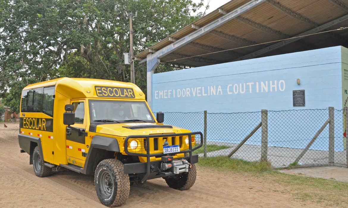Transporte escolar chega na aldeia Comboios pela primeira vez 