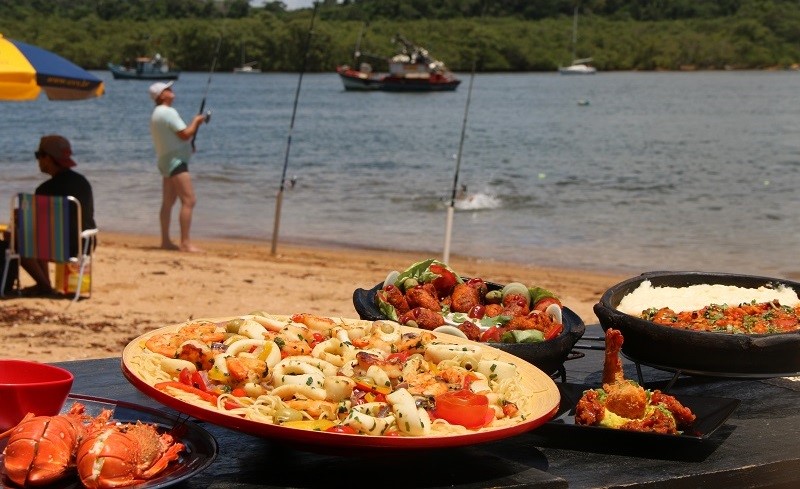 Aulas de culinária ao ar livre, passeio de escuna e atrações culturais no Festival Gastronômico Aracruz Sabor Verão