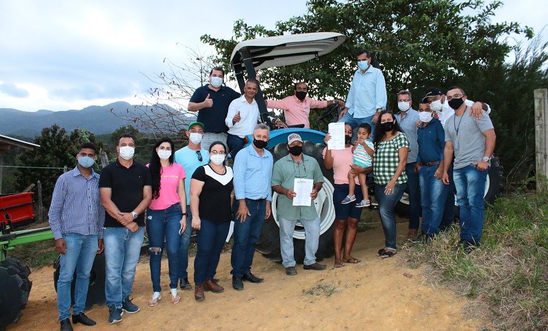 Associação de Agricultores Familiares de Boa Vista (Agribovis) recebe trator 