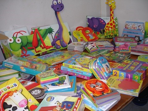 Secretaria de Educação realiza entrega de livros infantis nas escolas municipais