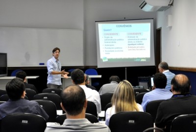 "Contratos de Repasses e Convênios" é tema de palestra ministrada em Aracruz
