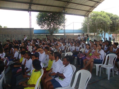       Crianças do Projeto Base se apresentam na escola Prof. Aparício Alvarenga