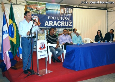 Moradores do bairro Guanabara receberam ontem as obras de asfalto, praça e quadra poliesportiva
